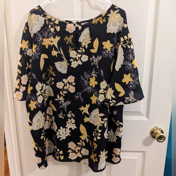 LOFT black, flutter sleeve blouse in a yellow floral pattern, size 24 - Picture 1 of 12